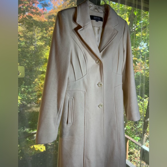 Kenneth Cole Reaction cream color cute coat. Pre-owned but good condition.Size 8 - Picture 6 of 10